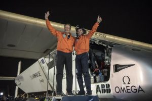 Bertran Pikar i Andre Boršberg (Foto Tanjug Christophe ChammartinRezoSolar Impulse via AP)