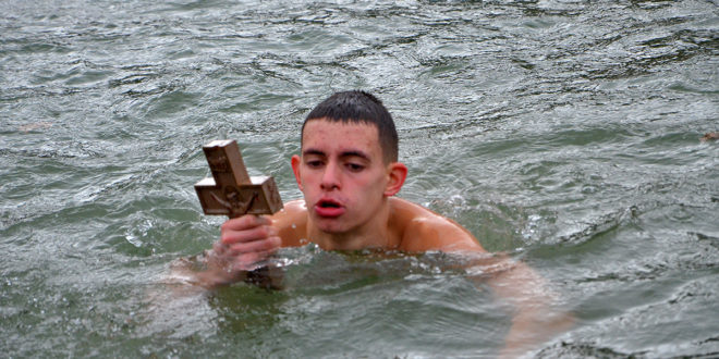 Ognjen u Vlasotincu prvi doplivao do krsta