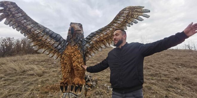 Drvena statua orla “nadgleda” pirotsku kotlinu